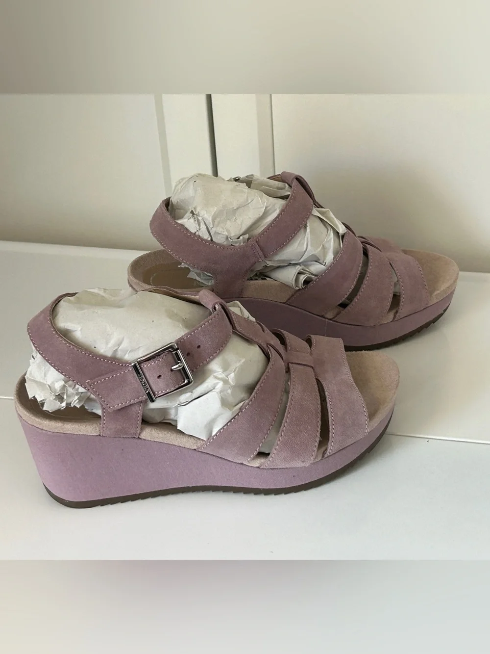Vionic Tawny Mauve Suede Wedge Sandals Women's 6.5 Wide T-Strap Buckle Comfort